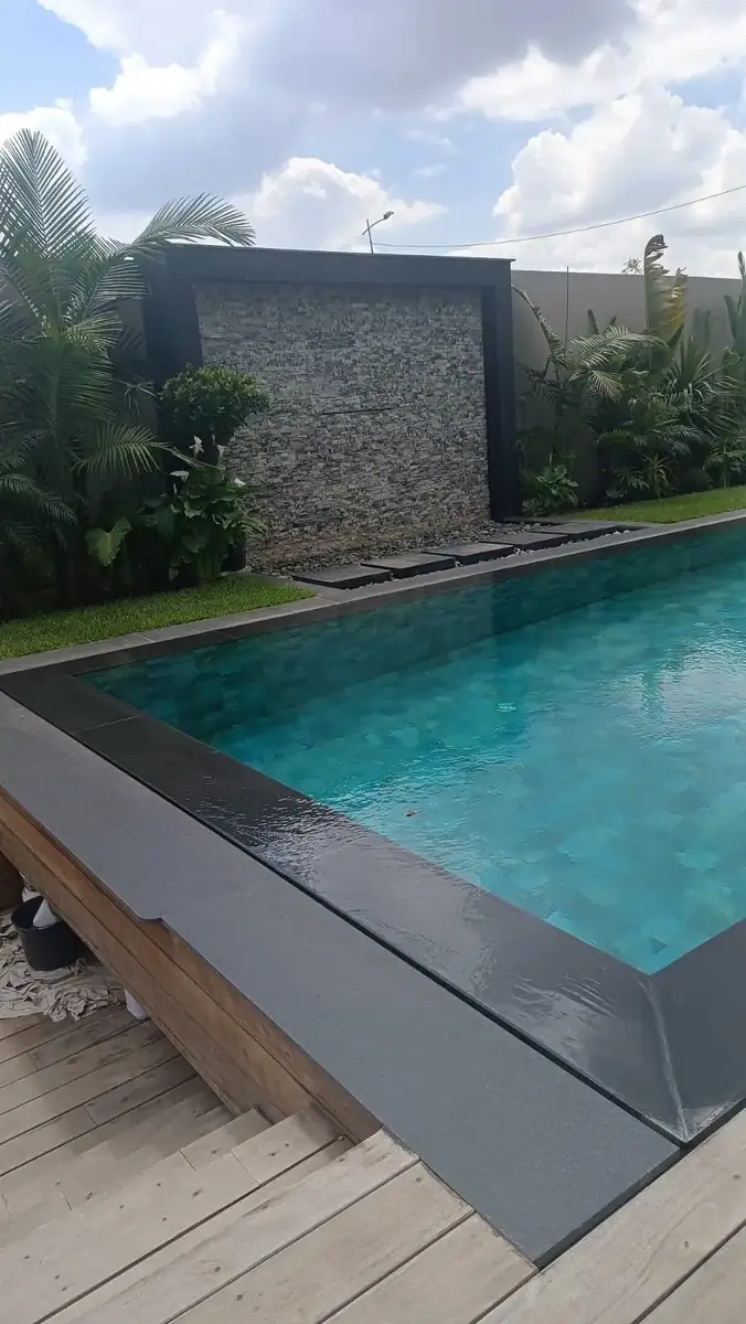 Piscine avec cascade et jardin tropical